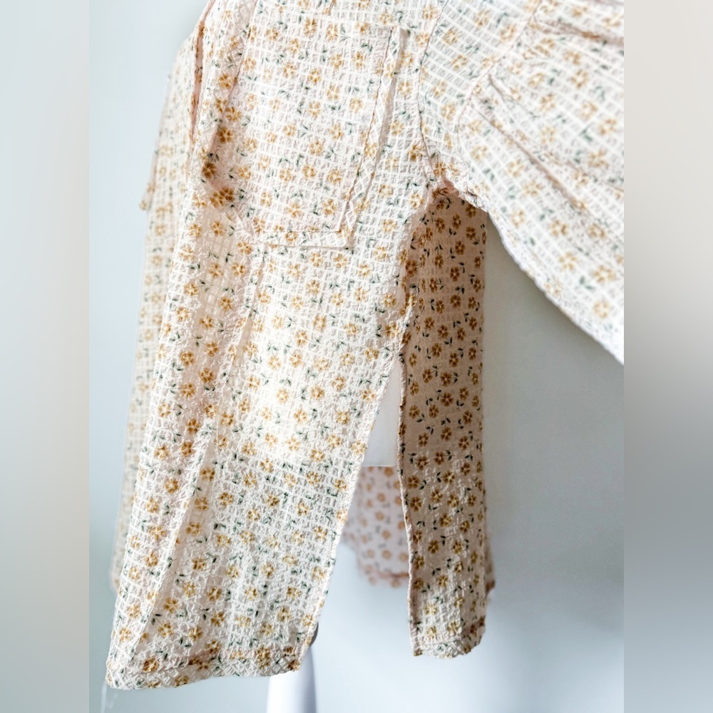 Listicle Floral Button Up - Picture 4 of 6